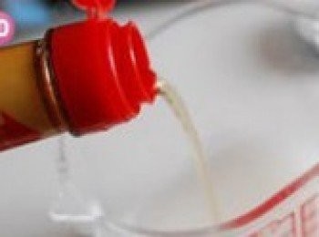 step10: 按照面:水:醋=1:15:0​​.5的比例，調配出麵粉醋水。醋可以隨意一些，不用拘泥