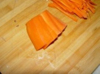 step4: 胡蘿蔔先橫切斷，再切絲，這樣切法長度可以掌握。