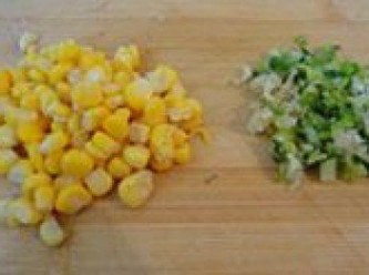 step5: 蔥粒姜剁成細末，將玉米粒控淨水份備用。