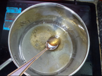 step6: 剩餘37克細砂糖放入奶鍋中，再加入37克麥芽糖，21克清水。