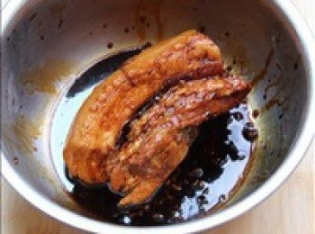 step6: 寬油，能沒過肉皮即可。小火燒至油溫3成熱