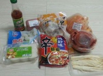 step1: 將買來的辣白菜切成段備用；火腿肉切片備用，金菇清洗後備用