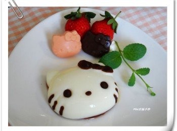 step10: 將少許苦甜巧克力隔水加熱融化，再畫上Kitty的眼睛，鼻子，蝴蝶結和鬚鬚就完成囉!