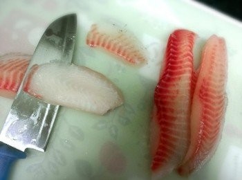step3: 將鯛魚片切成薄片，約12片左右。