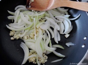 step2: 将锅子烧热再加入一些菜油，然后将洋葱丝和蒜末一起爆香 。