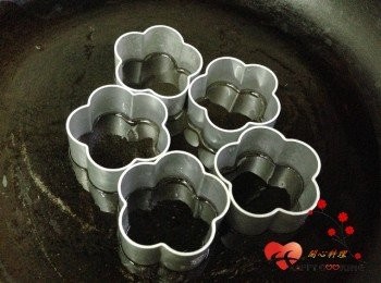 step3: 模型沾油放入鍋中