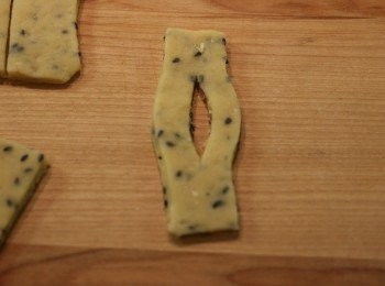 step8: 再將每條長麵條中間切一刀。