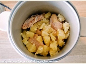 step3: 將文旦去皮除膜後，將果肉與川燙後的雞腿肉塊一同放入內鍋中。