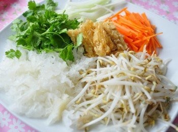 step1: 備料如圖~銀耳(我選擇的是新鮮銀耳，不需再發泡過，健康多一點)與豆芽菜先川燙，其他<span class="group_1">食材</span>則切成細絲