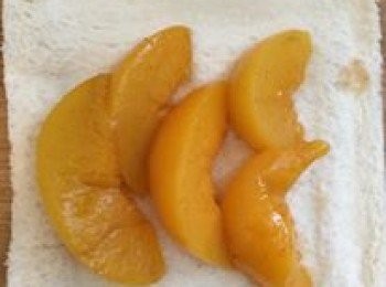 step7: 放上水蜜桃，再拿另1片白麵包蓋上，