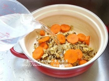 step3: 將菊花 , 甘旬放入煲內 , 加入約3000ml水