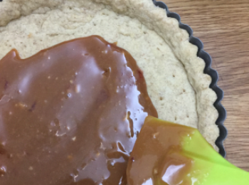 step17: 在已涼透的撻底放一層焦糖醬