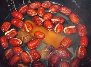 step2: 2.取出紅棗水，用攪拌機打爛紅棗肉（沒有攪拌機可省略此步驟），用密網隔篩隔起蜜棗核和紅棗皮，紅棗水（確認水的份量準確，如多了可再煮讓水份蒸發，如不夠可加水）放涼備用，再倒入薑汁混合。