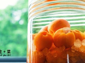 step3: 用消毒好的浸酒瓶,
杏和冰糖一層一層交替放入酒瓶