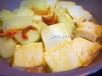 step2: 下豆腐再煮大概4分鐘，加點糖調味即可。