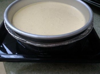 step7: 把芝士糊倒入步驟(2)內，放進已注入半滿熱水的焗盤內然後入爐焗約60分鐘。
** 當芝士餅的表面焗至理想色澤後可蓋上錫紙(鋁箔紙)這便可避免過分上色。
