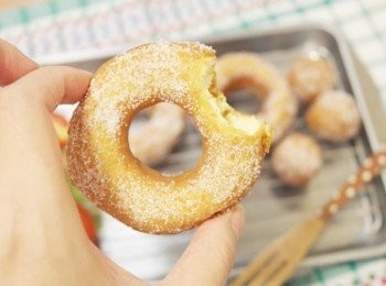 step8: 小巧的甜甜圈吃起來外酥內軟呢:) 不管到幾歲都還是很愛甜甜圈呀~~~