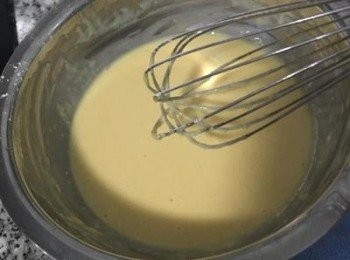 step2: 再篩入低粉，不要同方向重覆的劃圓，要輕柔不規則的攪拌,以免造成出筋，成品會容易回縮太大。