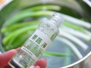 step2: 將蔥段放入Dr's Formula果蔬淨與清水調和過的水，浸泡放入浸3-5分鐘在稍稍沖洗撈起備用。 PS:2公升水加入4ml的Dr's Formula果蔬淨【約市售瓶裝按兩下】