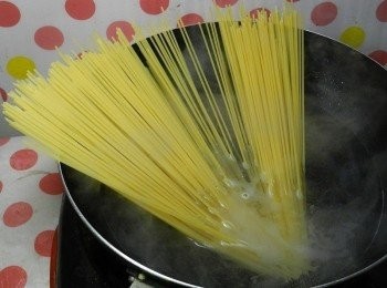 step3: 水滾後，加點橄欖油跟鹽，下義大利麵煮約8分鐘