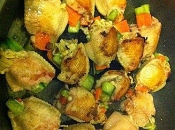 step6: 燒熱油，以慢火煎<a href="https://bit.ly/3zHU5V3" target="_blank" data-keyword="雞翼" class="guide-link"><strong>雞翼</strong></a> <span style="display:inline-block;vertical-align:middle;margin-top:-3px;color:initial;border-radius:3px;padding:2px 3px;font-size:12px;line-height:14px;background:#87d300;color:#fff;">即買</span> 至熟及金黃即可。