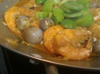 step5: 加入蝦、帶子、青囗和青椒煮至海鮮熟透後再倒入餘下的椰奶及調味，待煮沸後加入金不換拌炒勻便可。