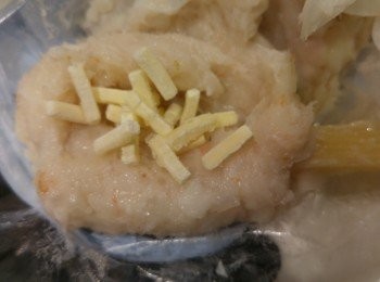 step1: 將手搽上食用油可防痴手, 然後用蝦膠包住蔗蝦和芝士。