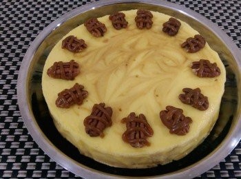 step8: 最後烤箱預熱150度，烤50分鐘或至熟 牙籤插進蛋糕體不歪斜倒下就好了，拿出來完全冷卻之後收進冰箱冷藏4小時之後就能享用了，但要是能冷藏一天會更加美味