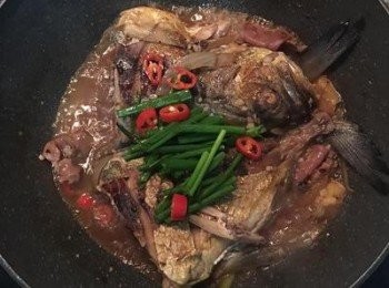 step9: 待醬汁略收，即可開蓋，放入蔥綠和辣椒後起鍋裝盤。