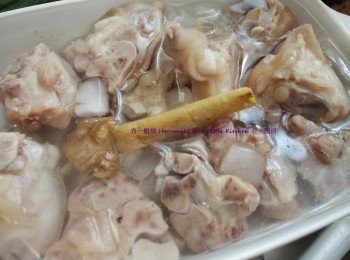 step3: 取出豬蹄粒放入冰水(備用)