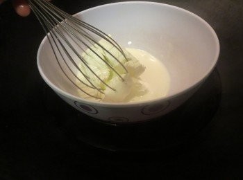 step2: 把乳酪、動物性鮮奶油隔水煮溶至滑