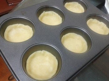 step4: 放入馬芬盤內，再下少許果醬