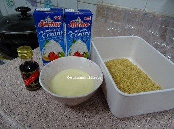 step1: 餅乾敲碎成木糠狀備用 (圖中是兩份材料)