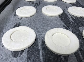 step3: 取出... 分別釀入蘋果餡和呑拿魚餡... 再焗5-6分鐘即可！