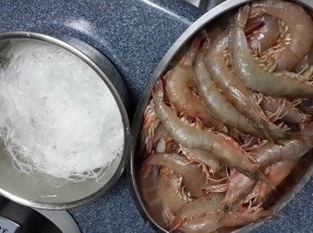 step1: 將海蝦去腸，洗淨，開邊，备用
粉絲洗淨，浸軟，剪短，备用、
