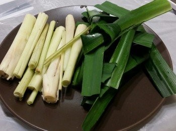 step3: 斑蘭葉剪開打結，香茅切段拍扁