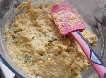 step3: 加入雞蛋，麵粉及調味料拌勻成粉漿