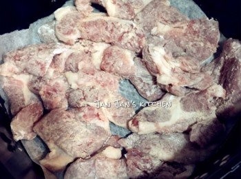 step2: 氣炸鍋180度預熱3分鐘備用，網盤鋪上牛油紙兩面均需焗2分鐘定型防黏鍋，即可夾出牛油紙。
不用氣炸鍋可以直接放油炸熟亦可。