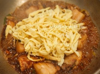 step4: 再來倒入米酒、醬油和水，並放入燙過的筍乾一起煨煮。(水的分量要稍稍蓋過<span class="group_1">食材</span>。)