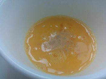 step1: 準備蛋液,糯米雞蒸8分鐘備用。