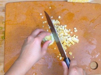 step5: 粟米撕走表皮，之後用刀切出粟米粒備用
冷飯先壓散備用