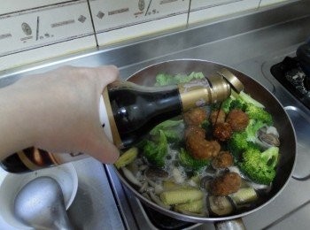 step4: <span class="group_3">配料</span>下鍋炒香後加入<span class="group_4">調味料</span>