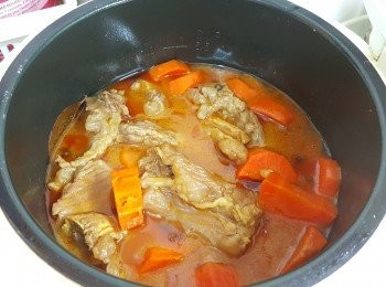 step5: 將牛筋腩回煲一併炆煮15分鐘即可。