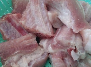 step1: 把<span class="group_4">醃料</span>醮肉最少半小時,用保鮮袋加入生粉搖混,要確保每粒都沾滿粉,所以生粉可能有加減。