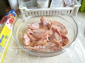step2: <a href="https://bit.ly/3zHU5V3" target="_blank" data-keyword="雞翼" class="guide-link"><strong>雞翼</strong></a> <span style="display:inline-block;vertical-align:middle;margin-top:-3px;color:initial;border-radius:3px;padding:2px 3px;font-size:12px;line-height:14px;background:#87d300;color:#fff;">即買</span> 洗淨抹乾水份後加入薑絲及醃料拌勻醃2小時