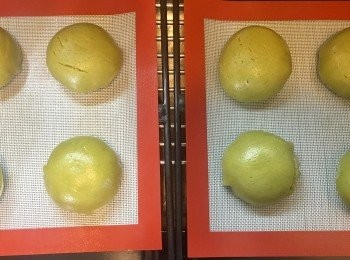 step15: 發酵完<span class="group_2">菠蘿皮</span>己經有少少裂紋！
焗爐預熱180度，焗18-20分鐘。