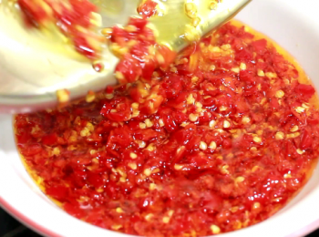 step11: 可以看以下的轉變來判斷是否煮好
1. 剛開始時, 油泡會很細密, 越煮油泡會越來越大, 直至到了像魚眼一樣的大小。就可算是完成。
2. 在切辣椒時, 會產生很多汁液, 在烹煮時浮在鍋的外沿, 煮的時候常給它攪拌, 至汁液看不到的時候就差不多好了。
3. 當辣椒快要煮好的時候, 辣椒的顏色會更為鮮艷, 會透出非常明顯的光澤。可以留下一小匙切好的辣椒來作比對。但這方法不建議新手使用。
4. 綜合以上, 具體說一份材料只需五分鐘, 簡單易懂, 絶不失手。