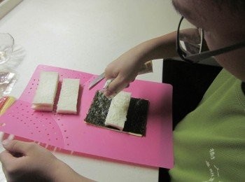 step2: 疊上吐司→擠上沙拉醬→ 放肉鬆→再放乳酪絲