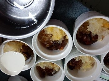 step2: 將所有材料平均放入6個細燉盅內,將1560g食用開水平均加入燉盅內(亦可以用一個大燉盅一次過加入所有材料)