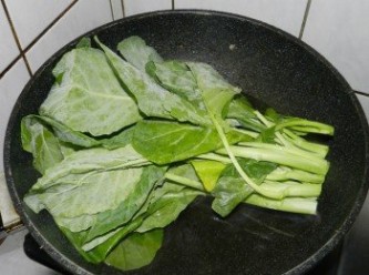 step1: 芥蘭菜洗淨去老葉與梗，取一鍋水，加入一點沙拉油，將芥蘭菜放入燙熟
